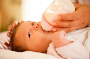 Wie lang sollte man Kinder mit Milchnahrung füttern?